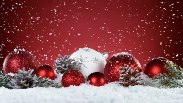 Super Langzame Beweging Van Vallende Sneeuw Met Kerst Decoratie Stilleven — Stockvideo