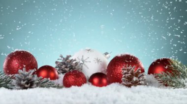 Yılbaşı süsüsüyle yağan karın süper yavaş çekimi. Yüksek hızlı sinema kamerası, 1000 fps..