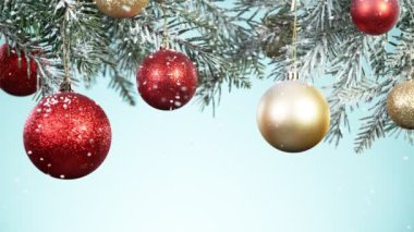 Noel cam toplarıyla yağan karın süper yavaş çekimi. Yüksek hızlı sinema kamerası, 1000 fps..