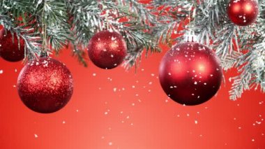 Noel cam toplarıyla yağan karın süper yavaş çekimi. Yüksek hızlı sinema kamerası, 1000 fps..