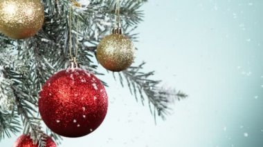 Noel cam toplarıyla yağan karın süper yavaş çekimi. Yüksek hızlı sinema kamerası, 1000 fps..