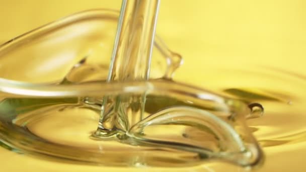 Super ralenti prise de vue de verser de l'huile liquide — Video