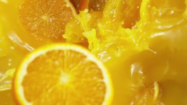 橙片掉进果汁中的超级慢动作. — 图库视频影像