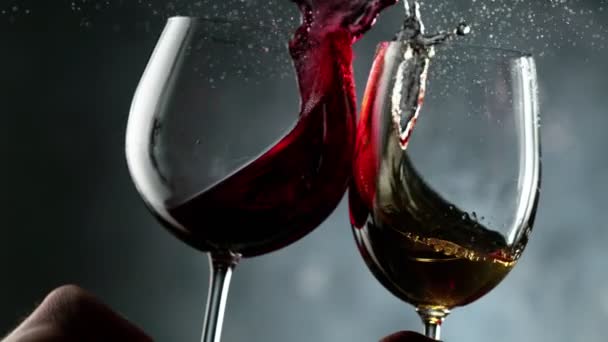 Super ralenti prise de vue de clinking vin rouge et blanc — Video