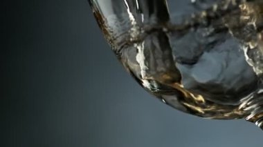 Beyaz Şarap Bardağa Ayrıntılı Dökülüyor.