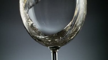Beyaz Şarap Bardağa Ayrıntılı Dökülüyor.