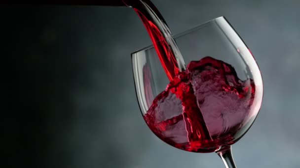 Vin rouge versant dans le verre en détail. — Video