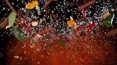 Uçan Karışık Baharatların Süper Yavaş Çekimi.