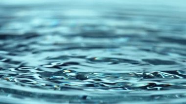 Suyu daireler çizerek sallamanın süper yavaş çekimi. Yüksek hızlı sinema kamerası, 1000 fps..