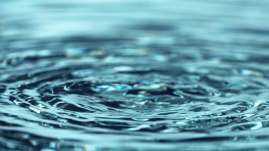 Mavi su dalgaları soyut arkaplan. Tatlı su yüzeyinin dondurucu hareketi.