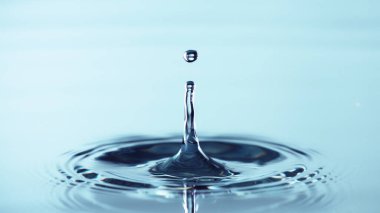 Makro çekimde düşen su damlasının dondurucu hareketi.