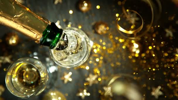 Superzeitlupe Der Champagner Ins Glas Gegossen Wird Gefilmt Mit High — Stockvideo
