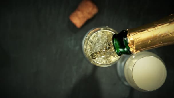 Super Lent Mouvement Verser Vin Champagne Dans Verre Filmé Sur — Video