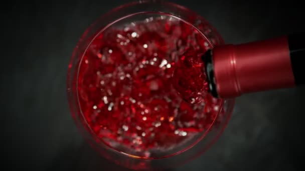 Süper Ağır Çekim Cam Içine Dökme Kırmızı Şarap Yüksek Hız — Stok video
