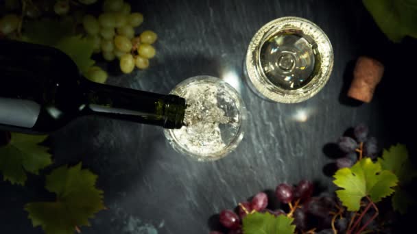 Super Slow Motion Versare Vino Bianco Nel Bicchiere Girato Cinepresa — Video Stock