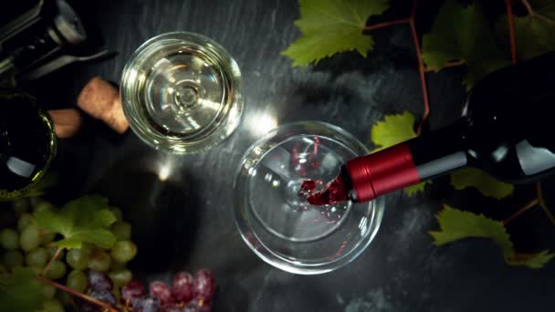 Super Lento Movimento Versare Vino Rosso Bianco Nel Bicchiere Vista — Video Stock