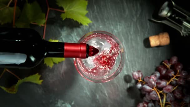 Super Slow Motion Vino Rosso Versamento Vetro Girato Sulla Macchina — Video Stock