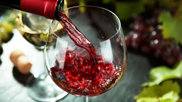 Makroaufnahme Des Einfüllens Von Rotwein Glas Stillleben Mit Weintrauben Auf — Stockfoto