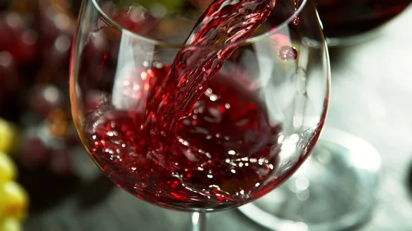 Makroaufnahme Des Einfüllens Von Rotwein Glas Stillleben Mit Weintrauben Auf — Stockfoto