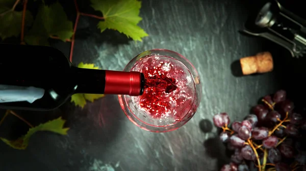 Top Shot Van Het Gieten Van Rode Wijn Glas Stilleven — Stockfoto