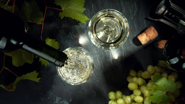 Top Shot Van Het Gieten Van Witte Wijn Glas Stilleven — Stockfoto