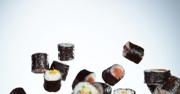 Super Zpomalený Pohyb Létajících Sushi Kusů Bílém Pozadí Efekt Rampy — Stock video