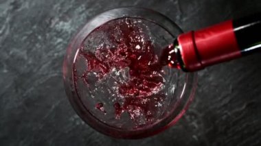 Kırmızı şarabı cama dökmenin süper yavaş bir yolu. Hız rampası etkisi. Yüksek hızlı sinema kamerası, 1000 fps.