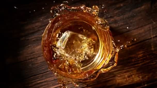 Super Cámara Lenta Cubo Hielo Cayendo Whisky Fondo Madera Efecto — Vídeos de Stock