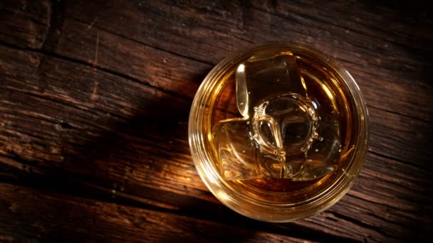 Super Slow Motion Van Druppelende Druppel Whisky Glas Gefilmd Hoge — Stockvideo