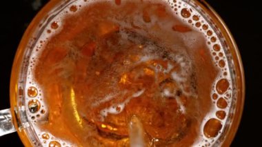 Süper yavaş çekimde makro bardakta bira, en iyi görüntü. Yüksek hızlı sinema kamerası, 1000 fps..
