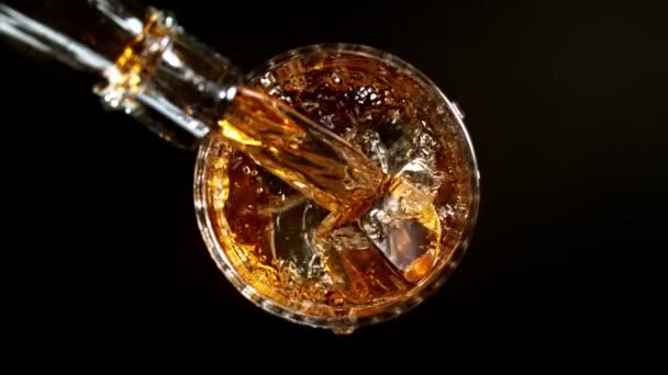 Mouvement Super Lent Verser Whisky Dans Verre Vue Dessus Effet — Video