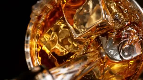 Super Slow Motion Att Hälla Whisky Glas Ovanifrån Skott Inspelning — Stockvideo