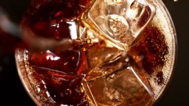 Viskiyi bardağa doldurmanın süper yavaş çekimi, en iyi görüntü. Yüksek hızlı sinema kamerası, 1000fps