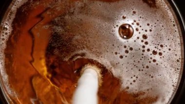 Süper yavaş çekimde makro bardakta bira, en iyi görüntü. Yüksek hızlı sinema kamerası, 1000 fps..