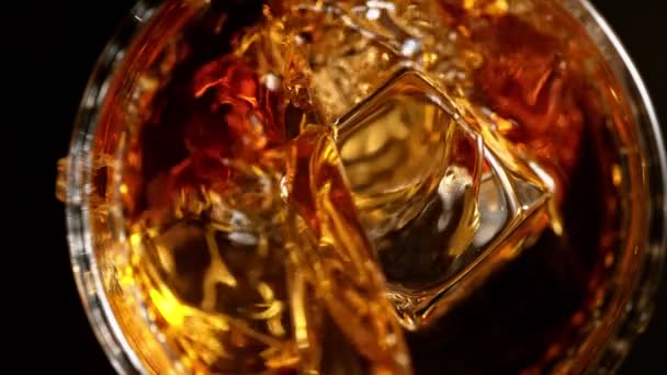 Super Zeitlupe Des Einfüllens Von Whiskey Glas Aufnahme Von Oben — Stockvideo