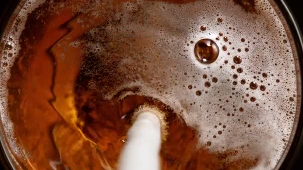 Super Cámara Lenta Macro Disparo Verter Bebida Cerveza Vista Superior — Vídeos de Stock