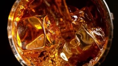 Viskiyi bardağa doldurmanın süper yavaş çekimi, en iyi görüntü. Yüksek hızlı sinema kamerası, 1000fps