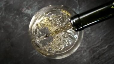 Beyaz şarabı cama dökmenin süper yavaş bir yolu. Yüksek hızlı sinema kamerası, 1000 fps.