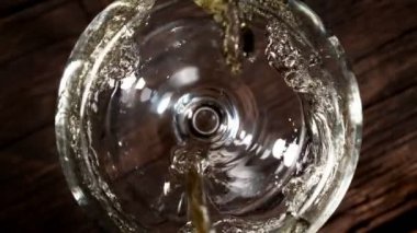 Beyaz şarabı cama dökmenin süper yavaş bir yolu. Yüksek hızlı sinema kamerası, 1000 fps.