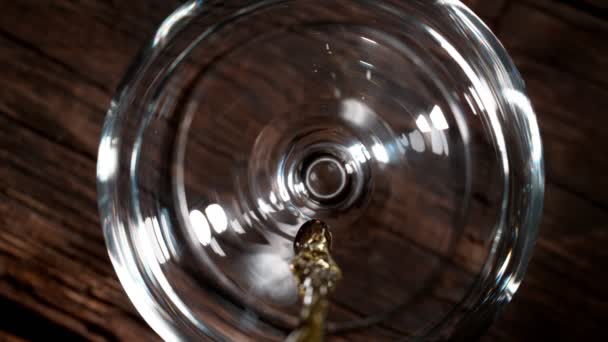 Super Zeitlupe Des Gießens Von Weißwein Glas Gefilmt Mit High — Stockvideo