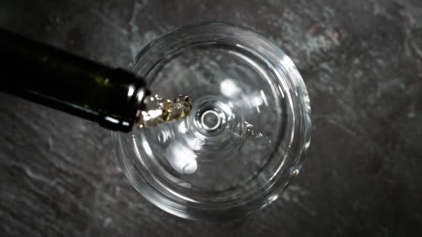 Super Slow Motion Versare Vino Bianco Nel Bicchiere Girato Cinepresa — Video Stock