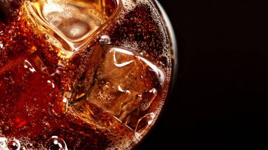 Buzlu viski bardağının üst kadehi, yakın plan. Siyah arkaplanda izole.