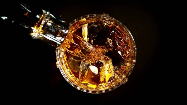 Top Aufnahme Des Gießens Whisky Glas Mit Eiswürfeln Nahaufnahme Vereinzelt — Stockfoto