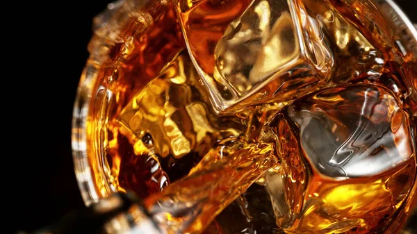 Top Aufnahme Des Gießens Whisky Glas Mit Eiswürfeln Nahaufnahme Vereinzelt — Stockfoto