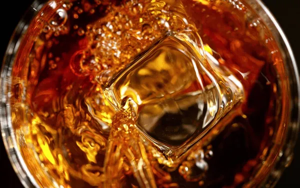 Top Schuss Whisky Glas Mit Eiswürfeln Nahaufnahme Vereinzelt Auf Schwarzem — Stockfoto