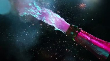 Şampanya patlamasının çok yavaş bir çekimi, şampanya şişesinin yakın plan açılışı. Yüksek hızlı sinema kamerası, 1000fps