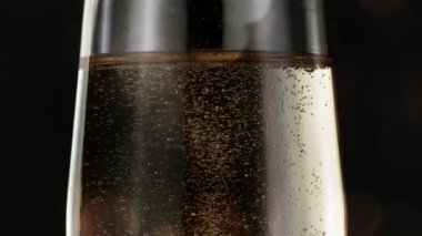 Şampanya şarabını cama dökmek için süper yavaş hareket, yakın çekim görünümü. Yüksek hızlı sinema kamera, 1000fps filme