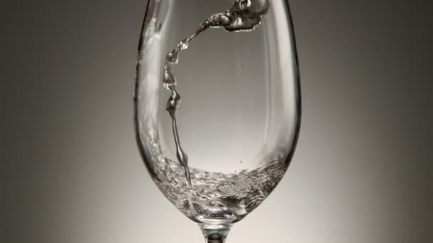Witte Wijn Gieten Glas Detail Super Slow Motion Ramp Speed — Stockvideo