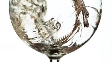 Beyaz arka planda izole edilmiş beyaz şarabın çok yavaş bir şekilde dökülmesi. Hız rampası etkisi. Yüksek hızlı sinema kamerası, 1000 fps.