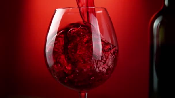Super Slow Motion Versare Vino Rosso Nel Bicchiere Con Movimento — Video Stock